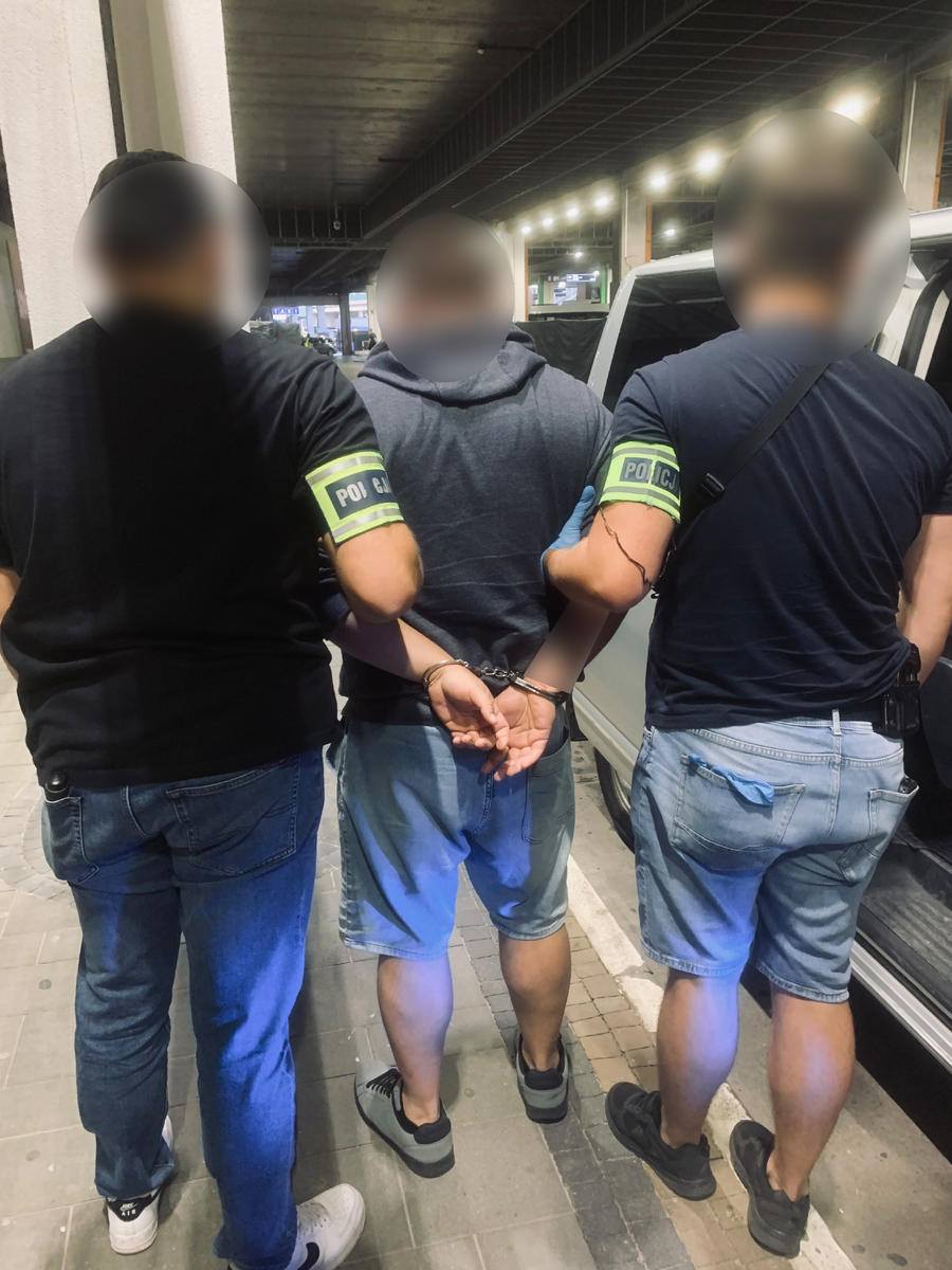 Dwa podobne przestępstwa, oszukani seniorzy i mężczyźni wynajęci do odbierania pieniędzy. Policjanci odzyskali gotówkę i zatrzymali osoby biorące udział w oszustwie