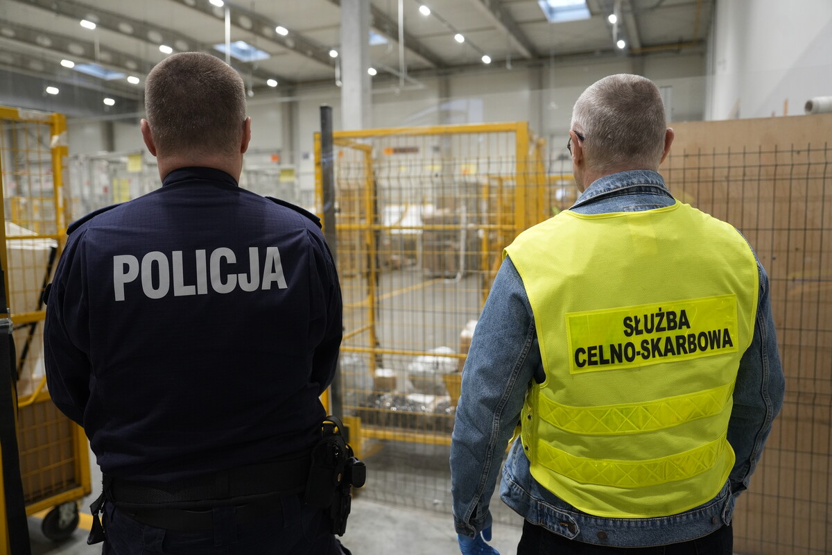 „Węzeł” – wspólna realizacja małopolskich policjantów i KAS przeciwko nielegalnym przesyłkom