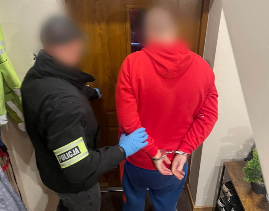 Nauczyciel podejrzany o udział w nielegalnym procederze handlu lekami opioidowymi. Miał zdobyć około 900 opakowań leków