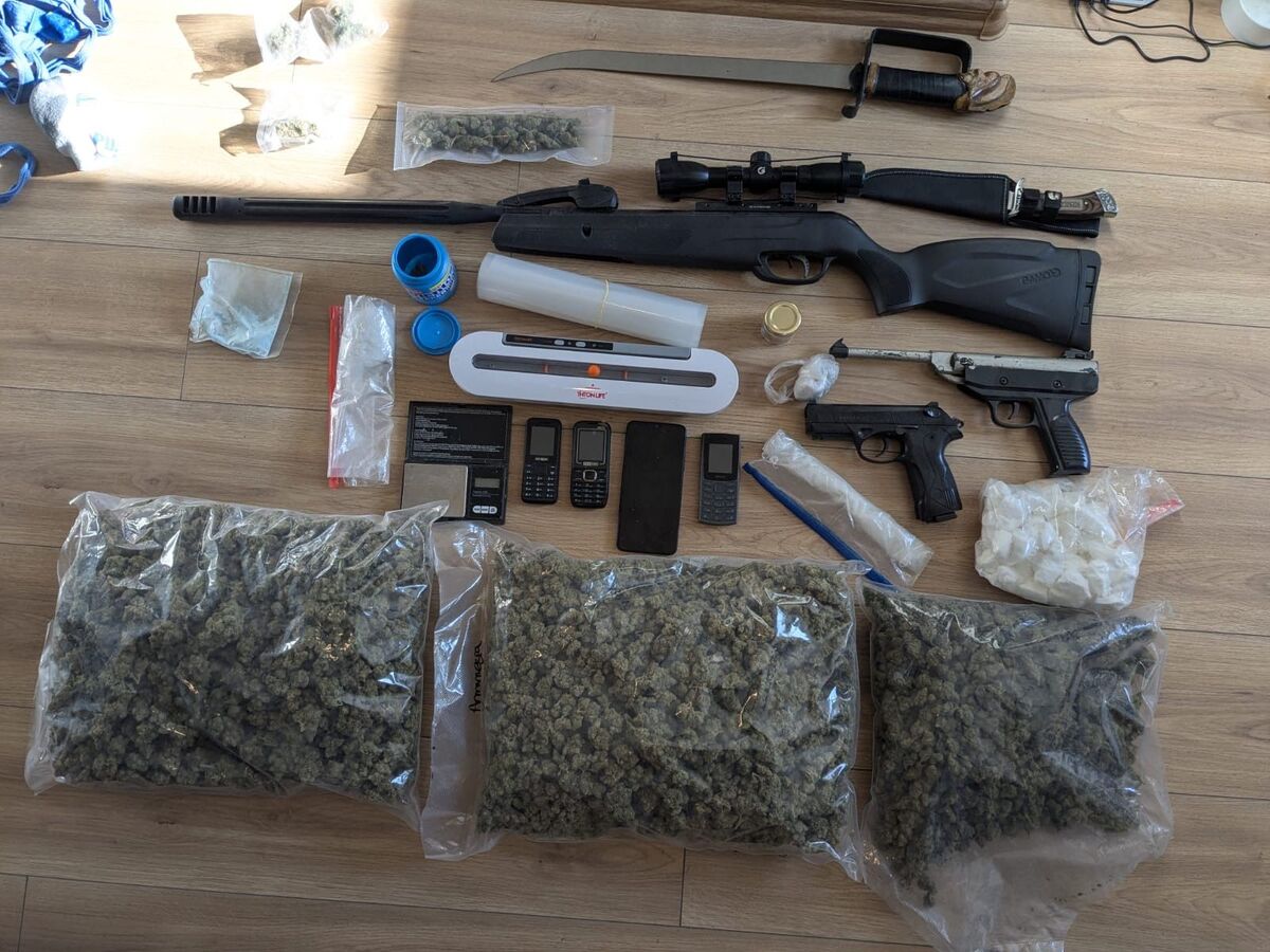 12 osób zamieszanych w narkotykowy proceder. Policjanci zabezpieczyli ponad 4 kilogramy środków odurzających
