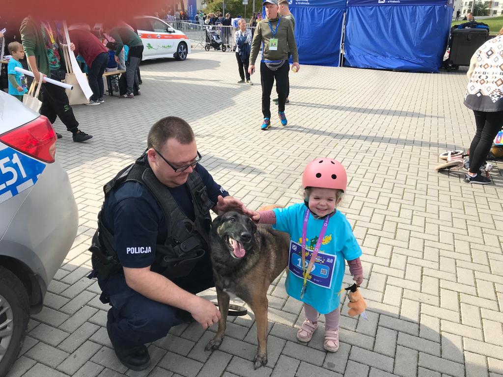 Krakowscy Policjanci Promowali Zasady Bezpiecze Stwa Podczas Biegu Dla Dzieci Mini Mini Krak W