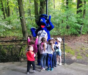 Inspektor Wawelek otoczony przez małe dzieci.