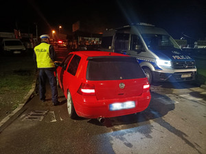 kontrola drogowa, obok nowy radiowóz drogówki