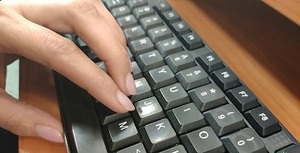 palce na klawiaturze