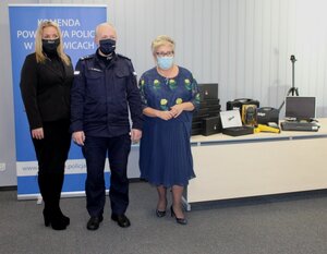 Komendant Powiatowy Policji w Wadowicach, obok którego po jednej stronie stoi Wicestarosta Wadowice, a po drugiej Naczelnik Wydziału Wspomagającego KPP w Wadowicach. Po prawej stronie na stoliku poukładany jest różnego rodzaju sprzęt policyjny.